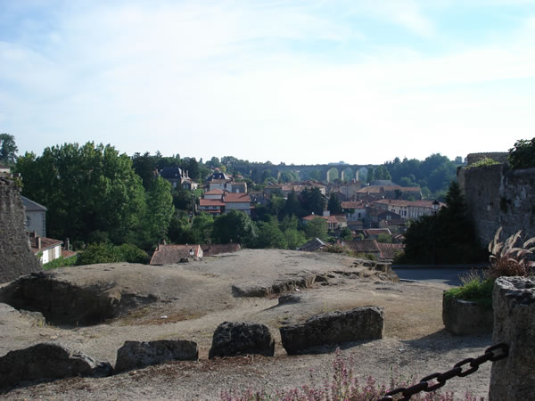 Zicht op brug vanaf Citadel Parthenay